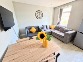Central Reading Modern 3BR flat - Walk to station and high street